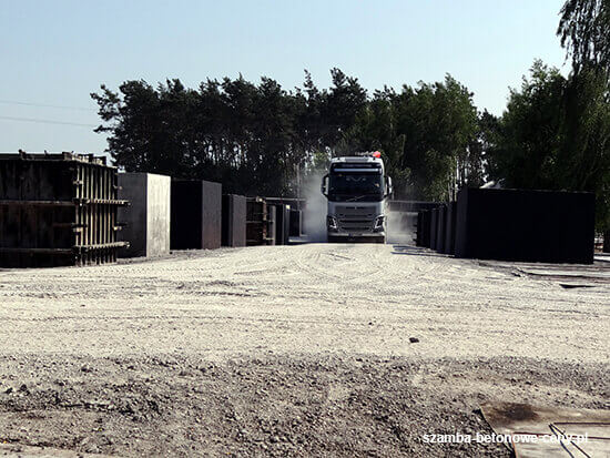 Szamba betonowe Wejherowo - załadunek zbiornika na transport